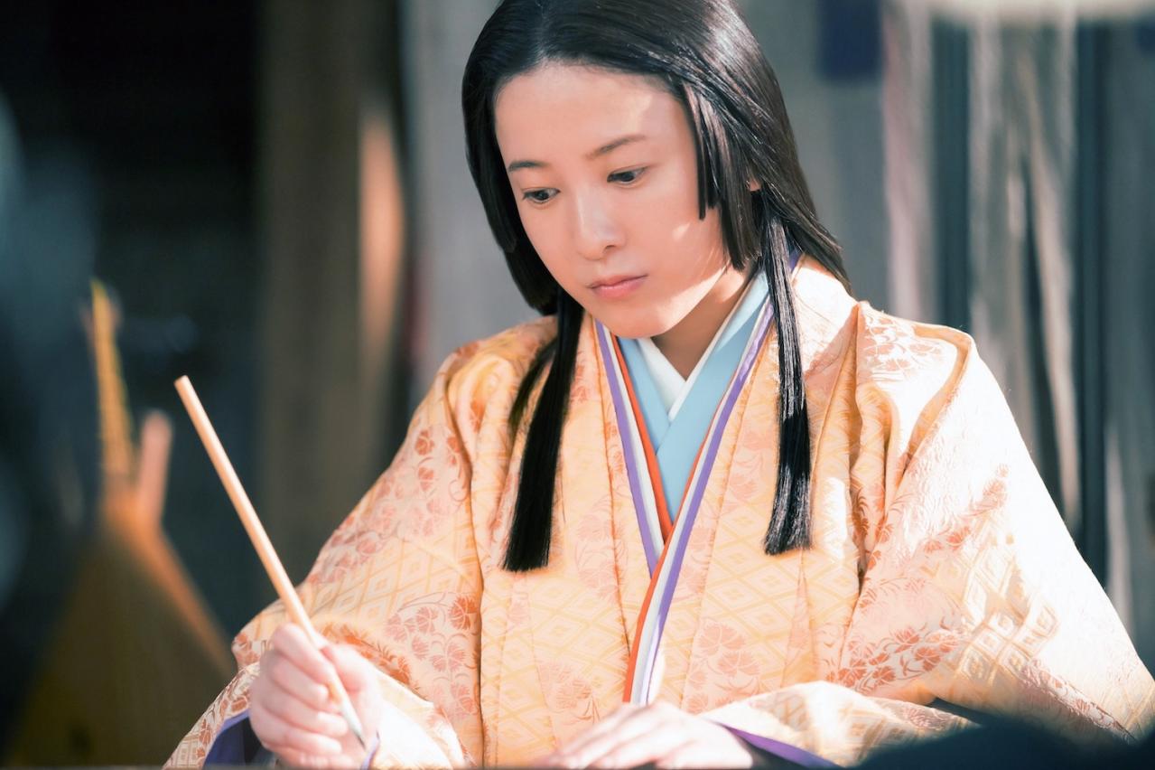【光る君へ】天皇に献上する物語を書き始めた紫式部（吉高由里子）。ついに『源氏物語』が始動開始（画像2）