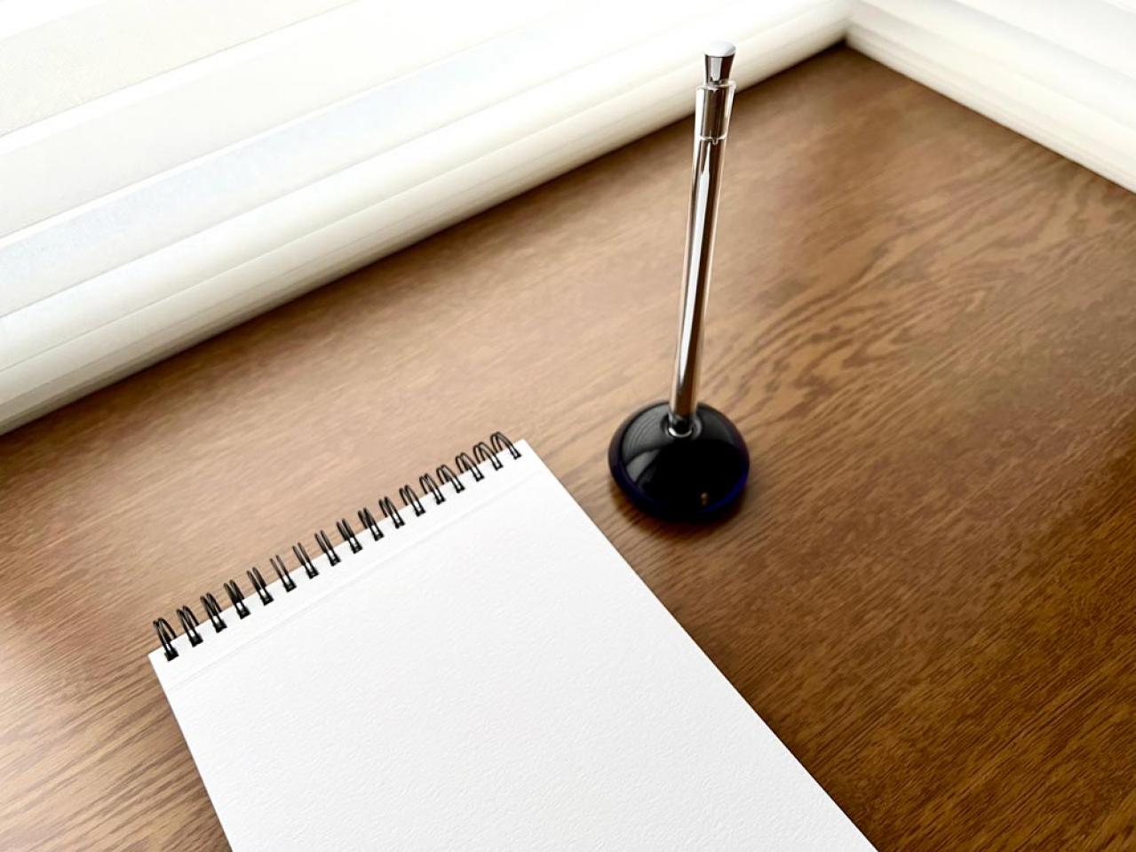 スタイリッシュな筆記具【スタンド付きボールペン】自宅で使っても快適！（画像2）