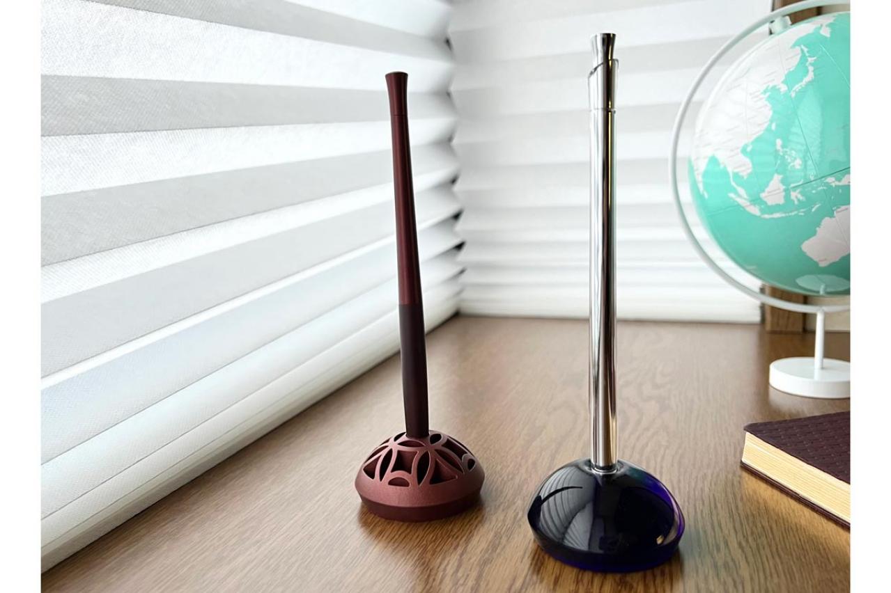 スタイリッシュな筆記具【スタンド付きボールペン】自宅で使っても快適！