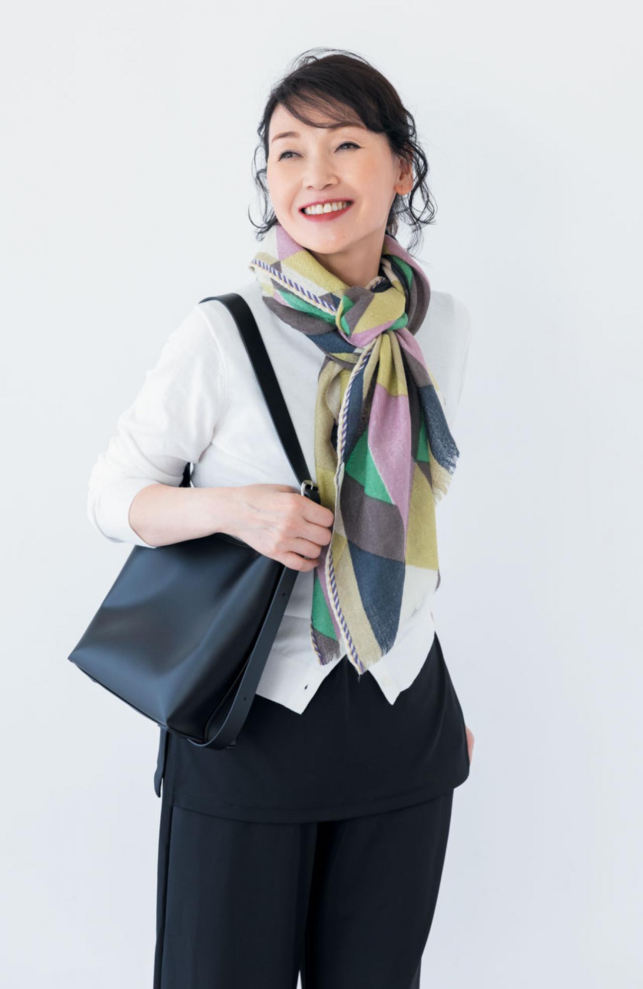 【50代以上の小物使い】スタイリストが教える定番服を「定番に見せない」バリエ5選（画像8）