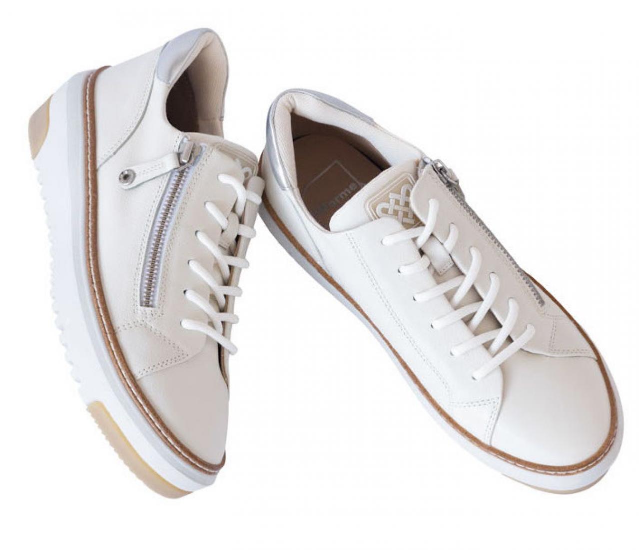 カジュアルすぎず、大人に似合う【スニーカー】5選。たくさん歩く旅にはコレ！（画像6）