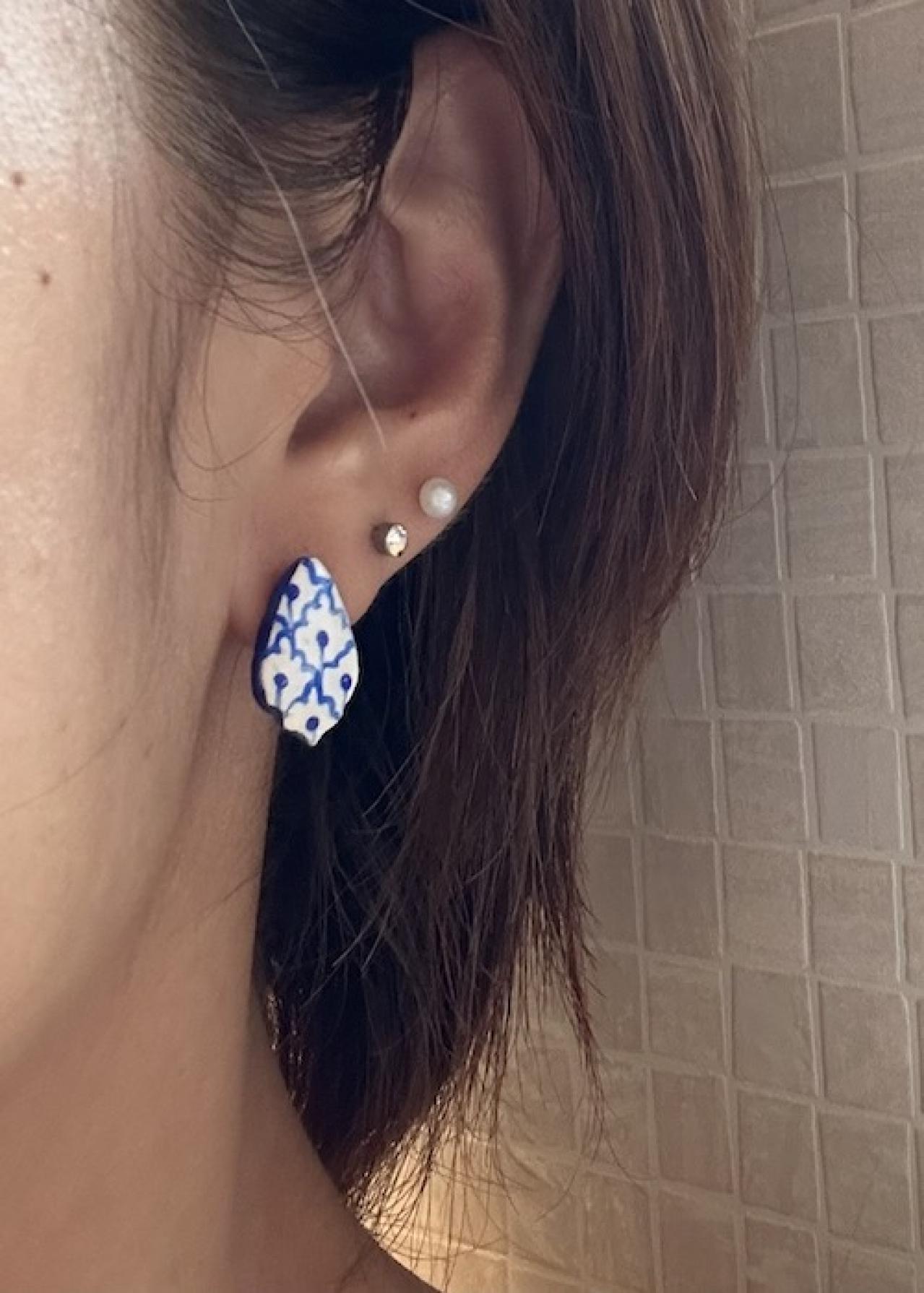 ブルーホワイトのピアス