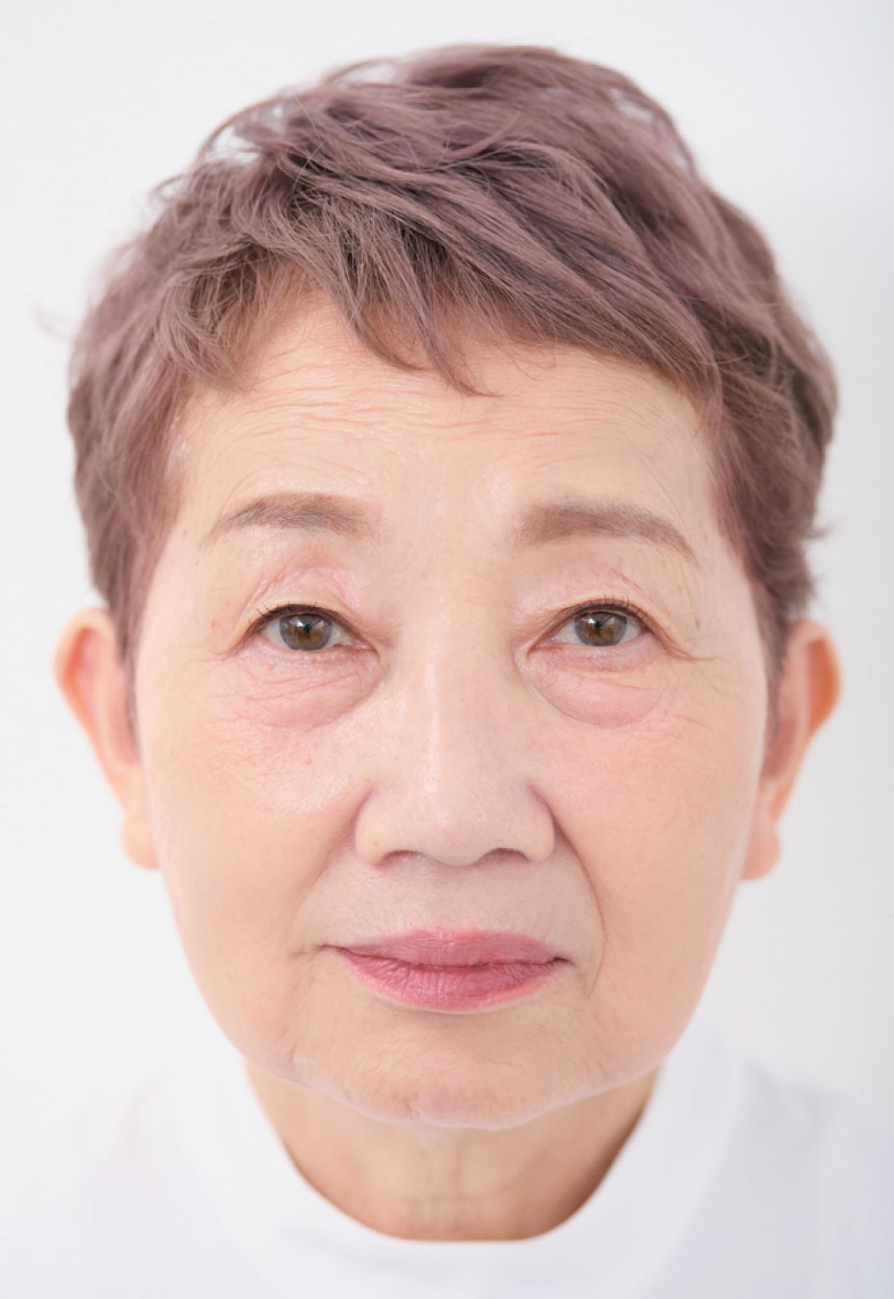 人気ヘアメイク職人・化け子直伝！70代の【目の下のたるみ】をごまかすチークの入れ方は？［後編］（画像5）
