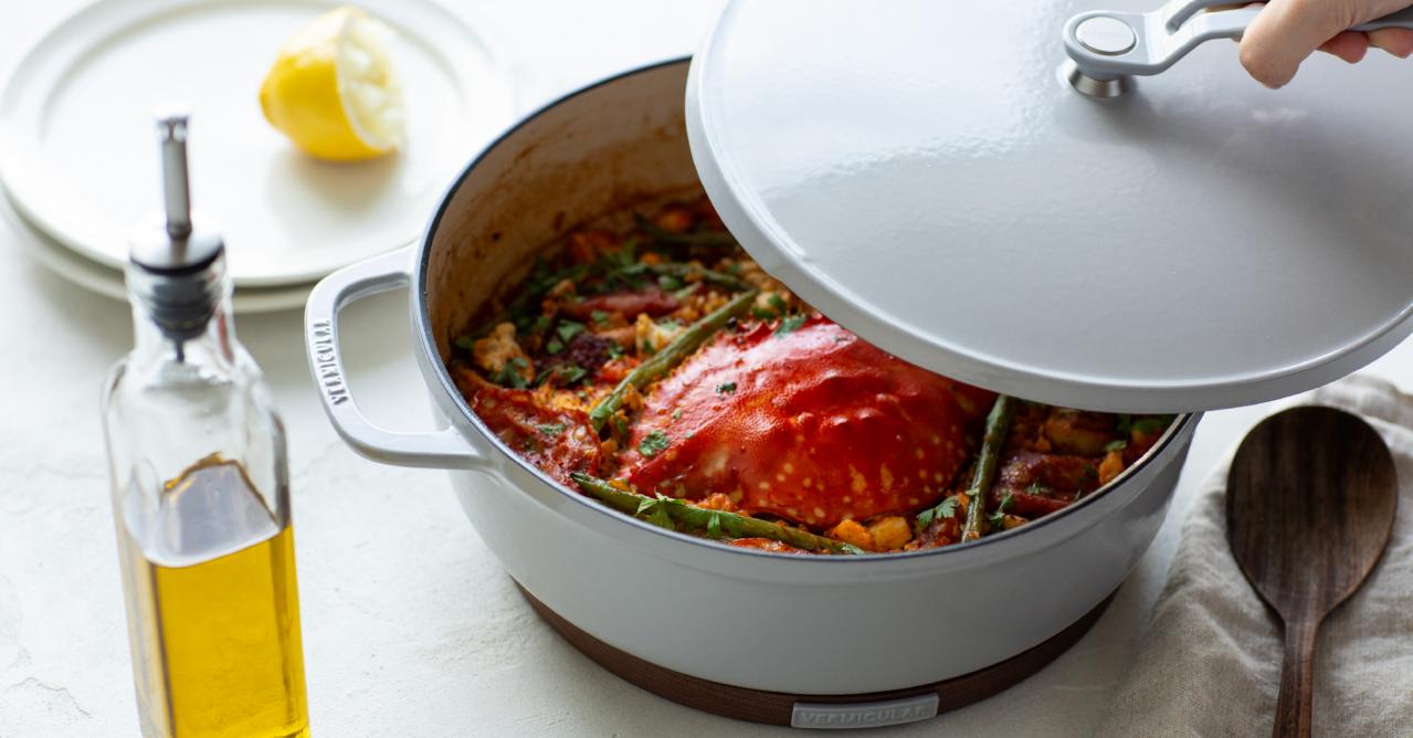 調理した鍋をそのまま食卓へ。冬場の鍋料理にもぴったり