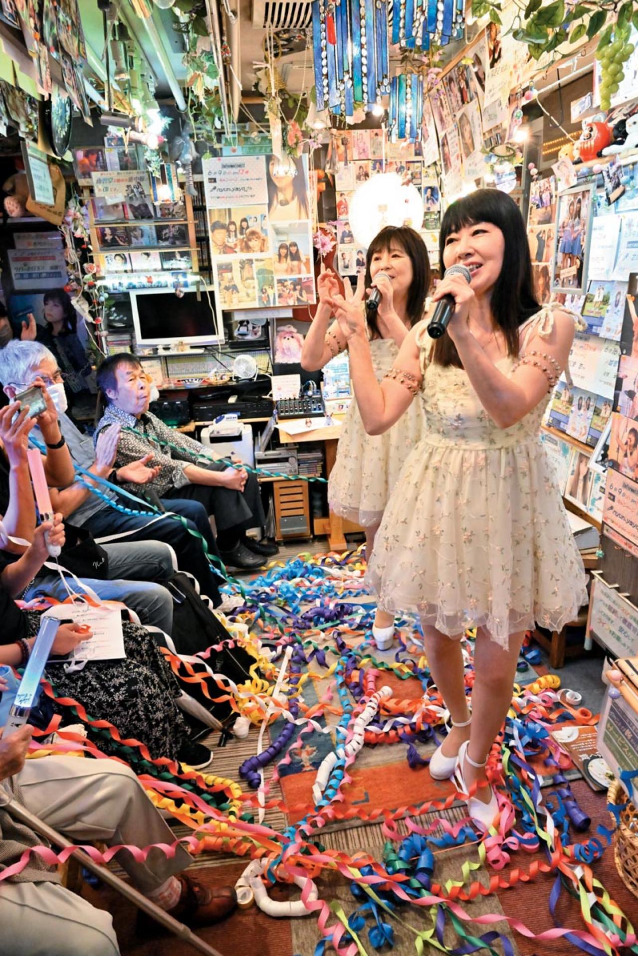 【画像】2人合わせて126歳！ ミニスカートもはきこなす還暦アイドル【myunとyayo〜】って？（画像3）