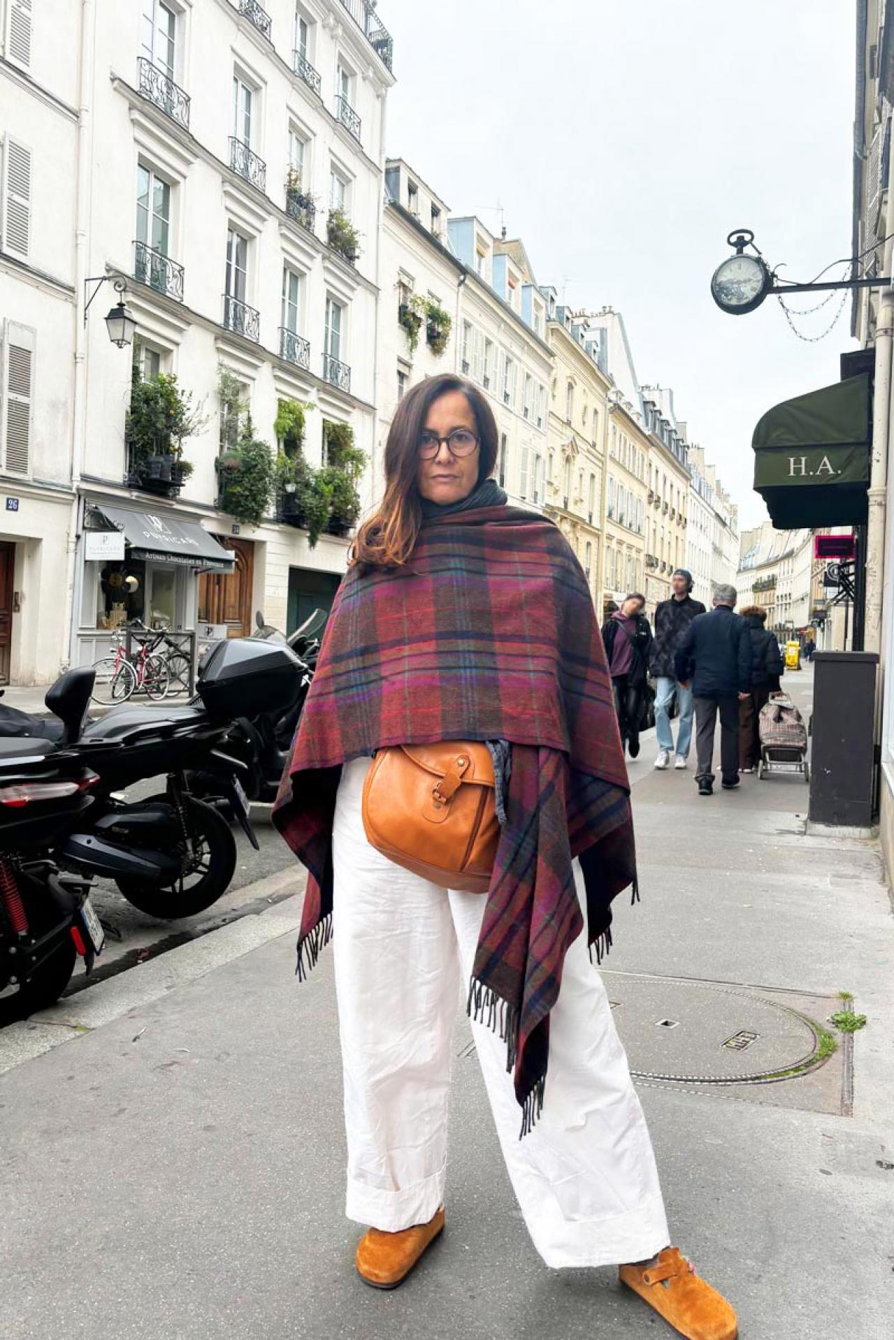 秋到来！パリで見かけた50代・60代のおしゃれマダムの着こなしスナップ【2選】（画像2）
