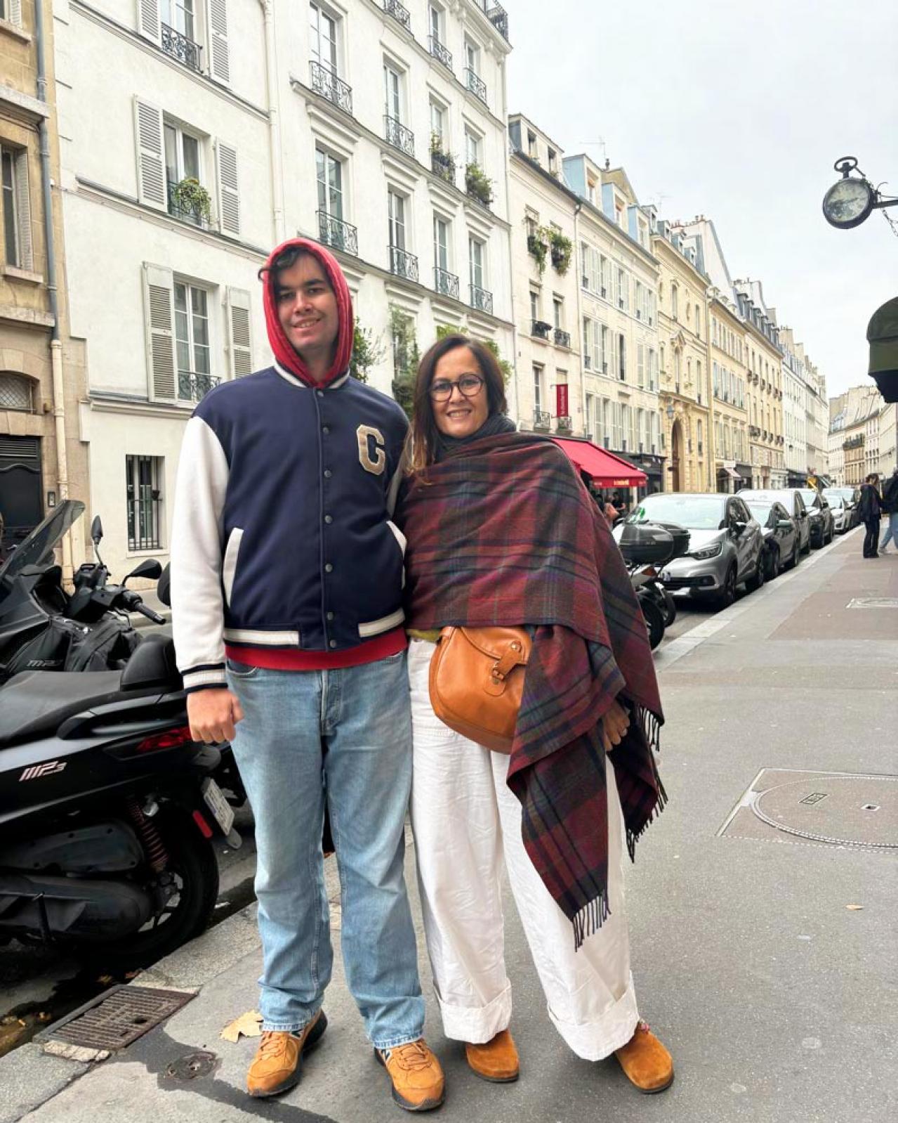 秋到来！パリで見かけた50代・60代のおしゃれマダムの着こなしスナップ【2選】（画像3）