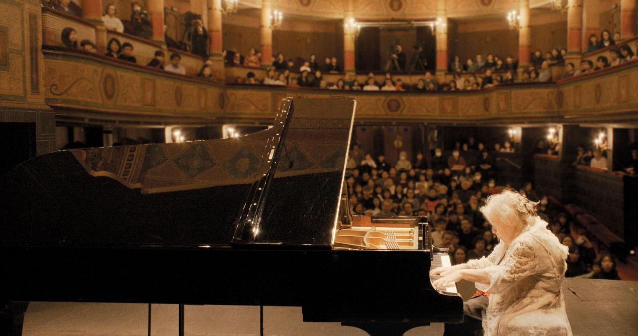 【クイズ】60代後半で脚光を浴び「白髪というより淡い金髪、着物がガウンがわり…」このピアニストは誰？【中野翠のCINEMAコラム】（画像2）