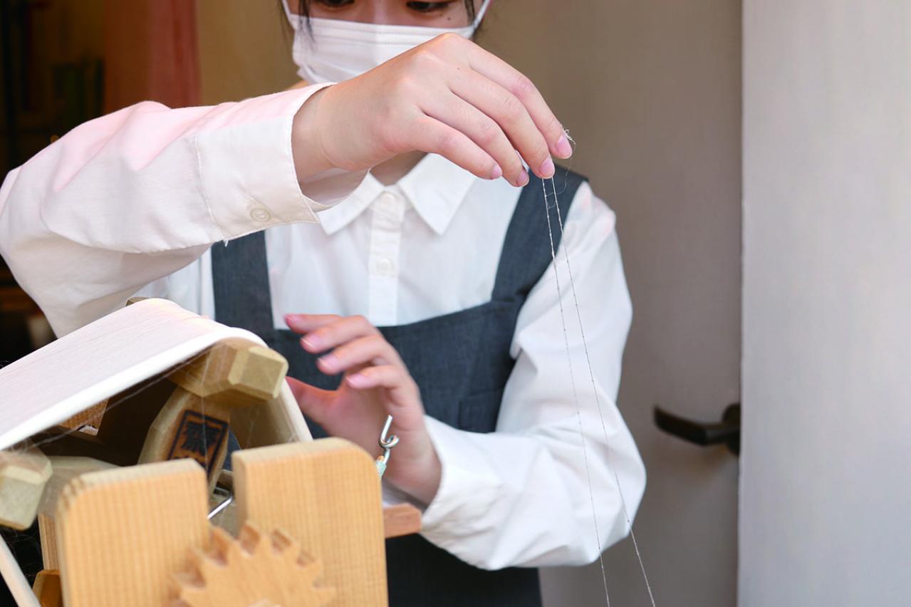 この「美しい繭玉」からとれる絹糸は何メートル？貴重な国内生産のシルク製品も紹介（画像4）