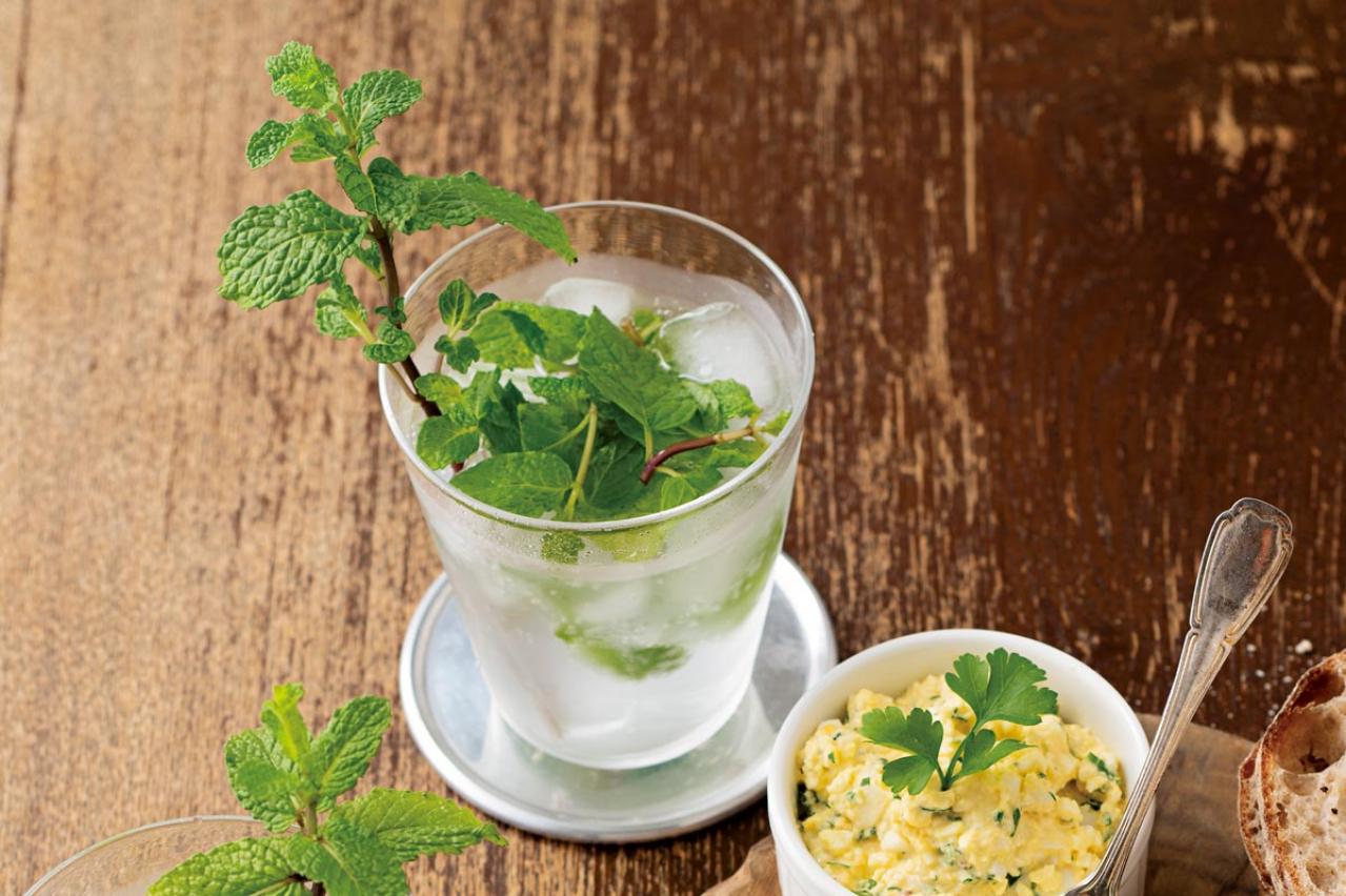 「ハーブで簡単にそれっぽく」手軽にモヒート気分が味わえる「なんちゃってモヒート」レシピとは？