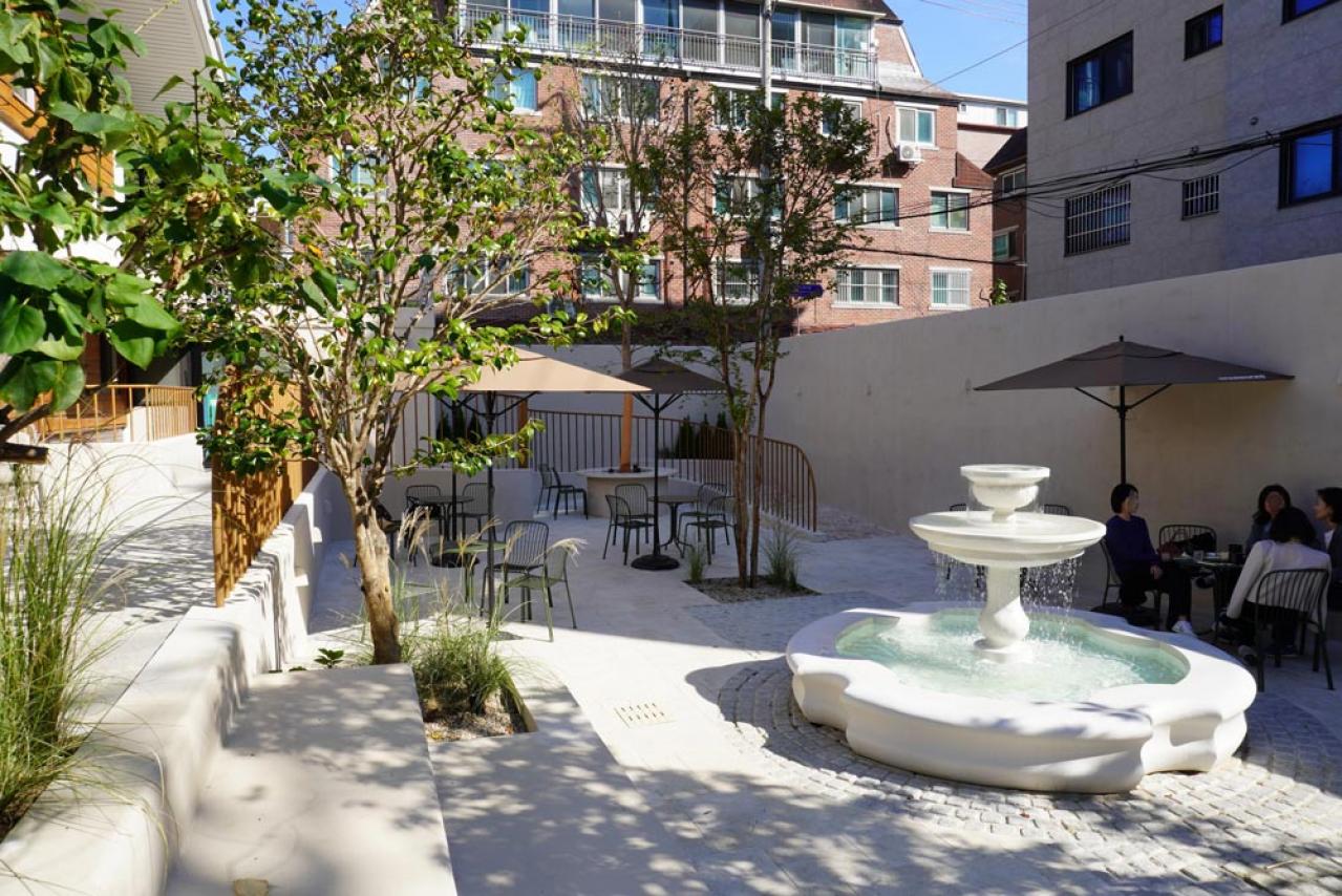 東大門の近くにオープン【スターバックスのラウンジカフェ】は韓ドラの邸宅のよう！【東大門】の街の様子もレポート（画像3）