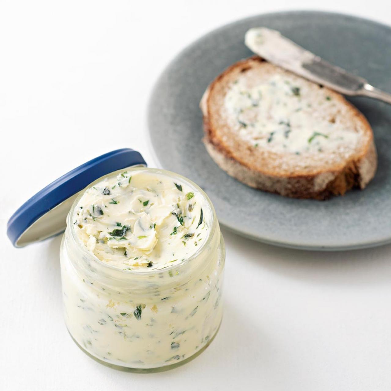 自宅で簡単に作れる【ハーブバター】でいつものトーストが絶品に！【ハーブソルト】レシピも（画像4）