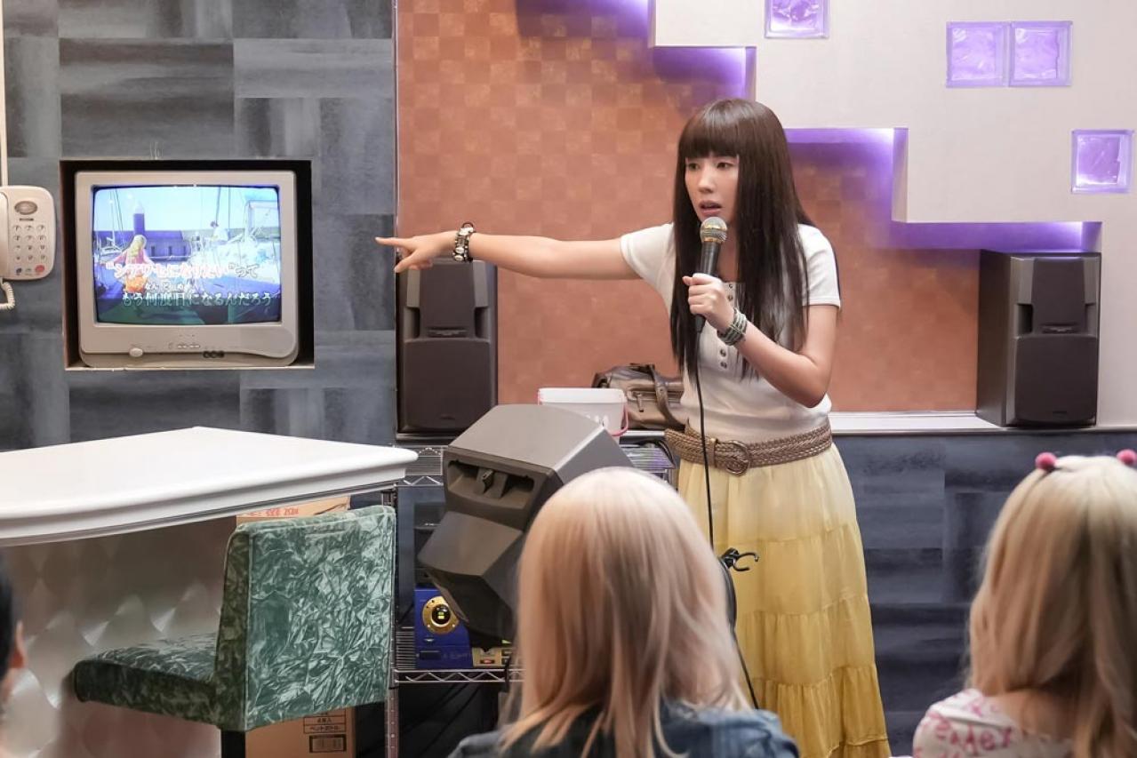 博多の街を闊歩する 仲里依紗版の歩が貫禄ありすぎる 第6週【おむすび】（画像3）