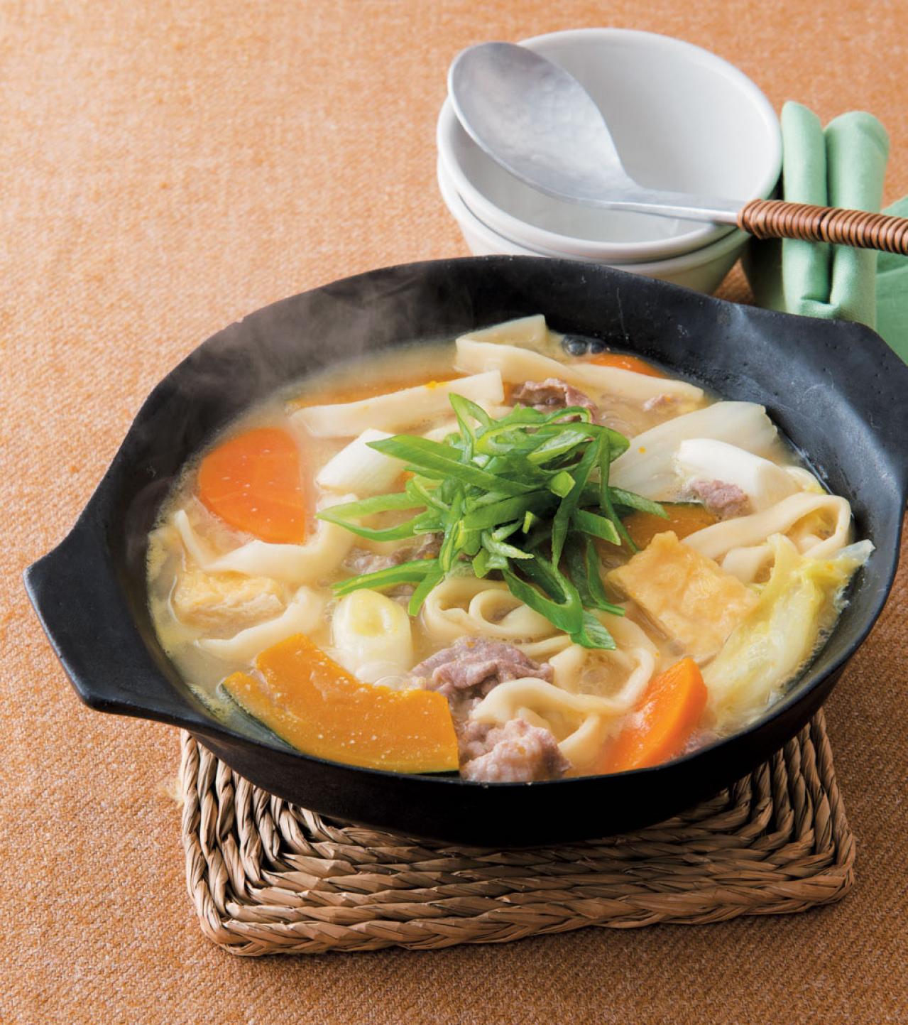 体が芯からあたたまる【肉と野菜のご当地鍋レシピ】2選「きりたんぽ鍋」「ほうとう」（画像3）