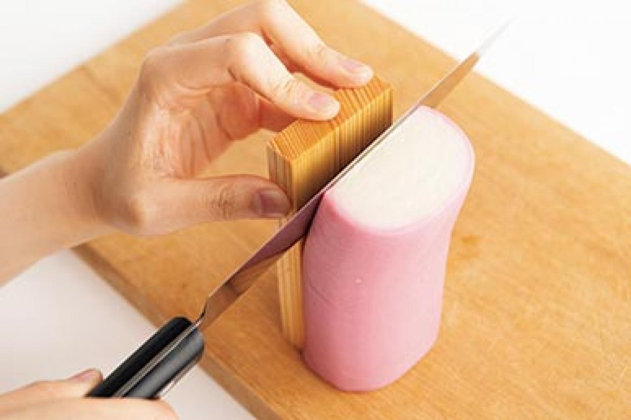 【紀文】が教える・かまぼこの「板」の上手な外し方。ほとんどの人が間違っている包丁の使い方とは？（画像3）