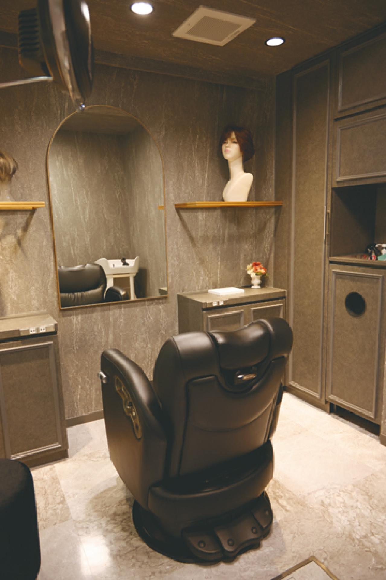 「ウィッグってどうなの？」白髪が気になる64歳・ゆうゆうモデルが【フルウィッグ】に挑戦してみた！（画像4）