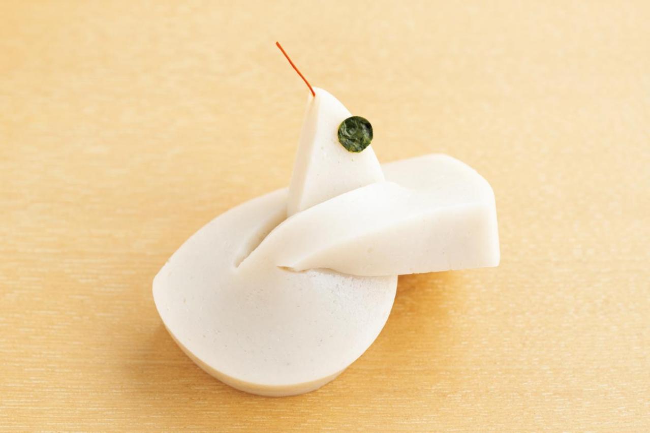 可愛すぎて食べられない！紀文のかまぼこで作る・2025年の干支「巳・へびの飾り切り」