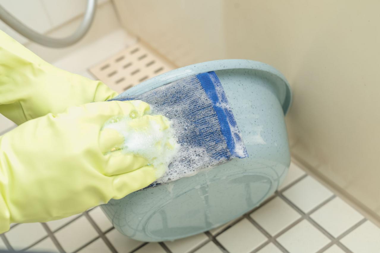 浴室の汚れが激落ち！100均の「コゲとりスポンジ」って？ お掃除職人きよきよさん愛用【疲れない大掃除ワザ】（画像3）