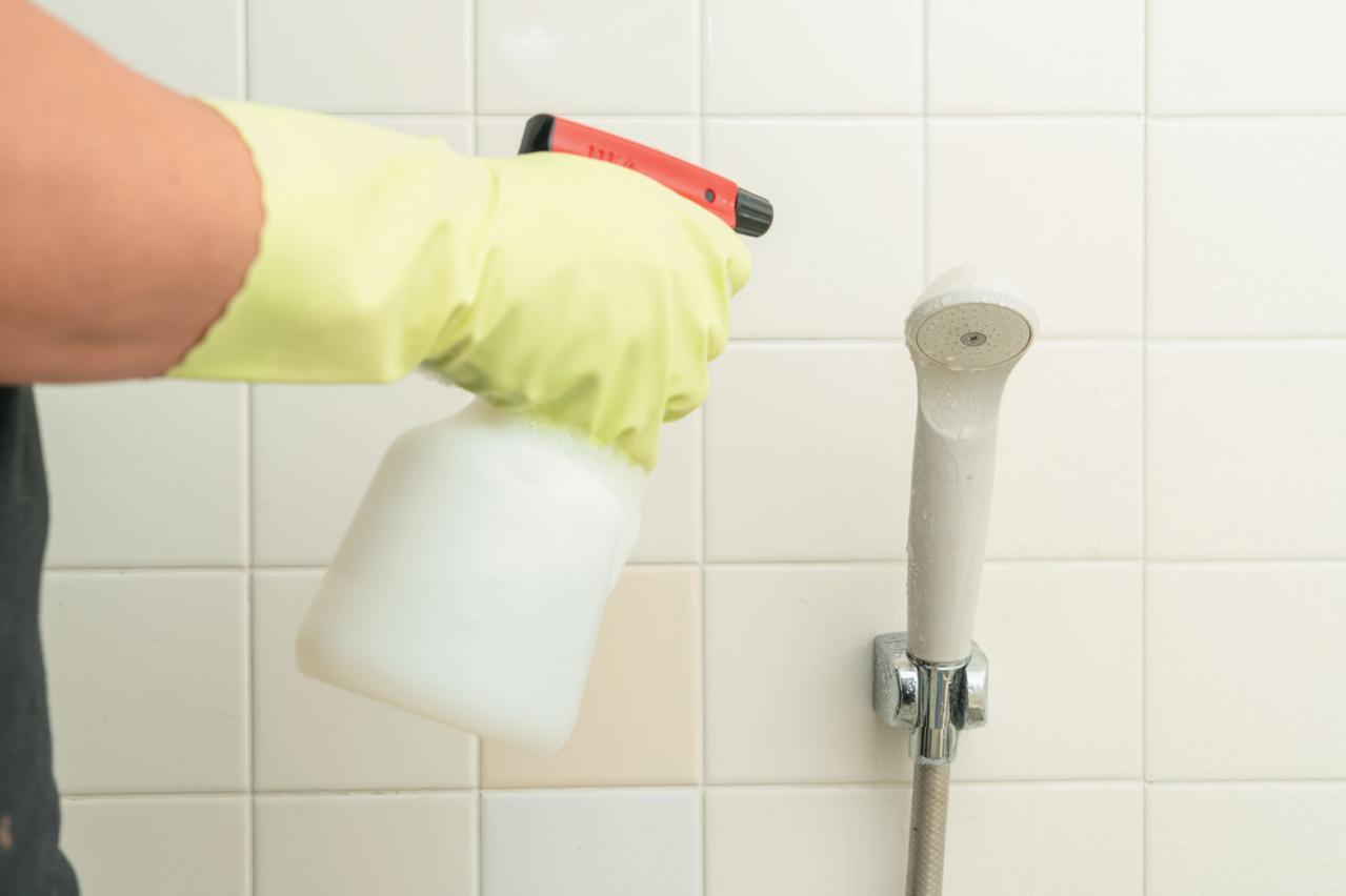 浴室の汚れが激落ち！100均の「コゲとりスポンジ」って？ お掃除職人きよきよさん愛用【疲れない大掃除ワザ】（画像6）
