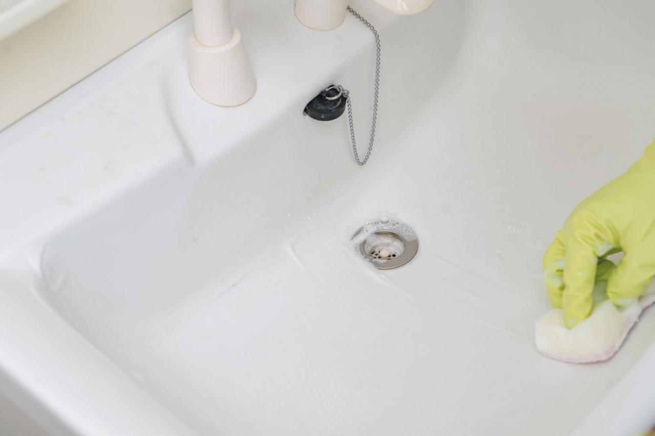 【トイレ・洗面台のラク掃除術】ブラシ不要！ 黒ずみも黄ばみも洗剤を”かけるだけ”で取れる！（画像6）