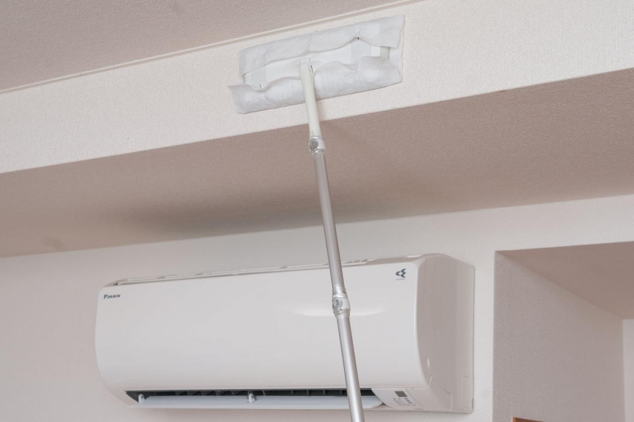 脚立無しでも高所の壁がピカピカ！【リビングの大掃除テク】面倒な壁・窓、お掃除職人きよきよさんならどうする？（画像3）