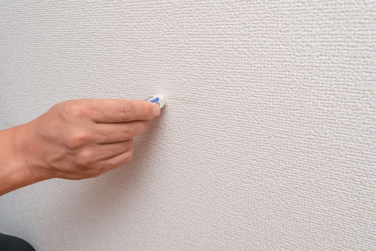 脚立無しでも高所の壁がピカピカ！【リビングの大掃除テク】面倒な壁・窓、お掃除職人きよきよさんならどうする？（画像4）