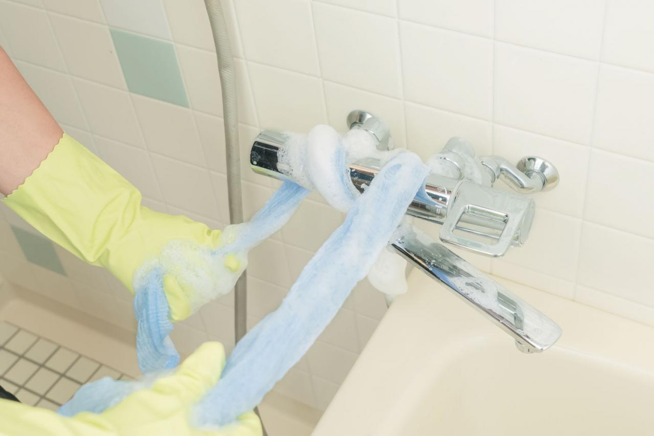 浴室の汚れが激落ち！100均の「コゲとりスポンジ」って？ お掃除職人きよきよさん愛用【疲れない大掃除ワザ】（画像5）