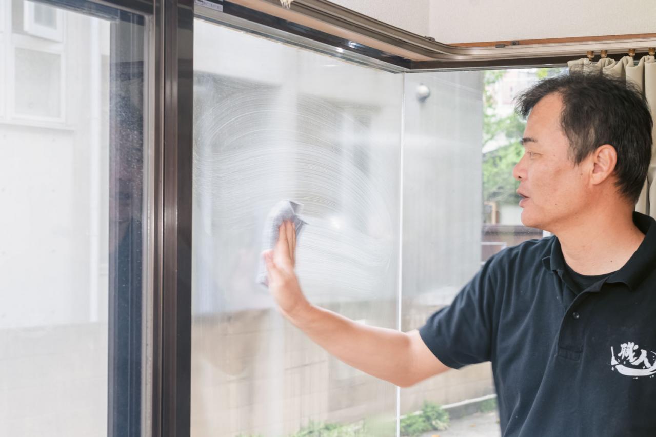 脚立無しでも高所の壁がピカピカ！【リビングの大掃除テク】面倒な壁・窓、お掃除職人きよきよさんならどうする？（画像6）