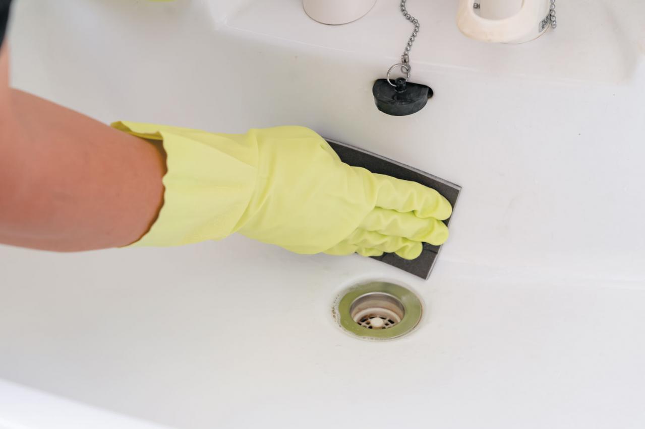 【トイレ・洗面台のラク掃除術】ブラシ不要！ 黒ずみも黄ばみも洗剤を”かけるだけ”で取れる！（画像8）