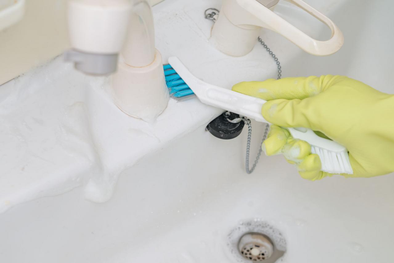 【トイレ・洗面台のラク掃除術】ブラシ不要！ 黒ずみも黄ばみも洗剤を”かけるだけ”で取れる！（画像7）