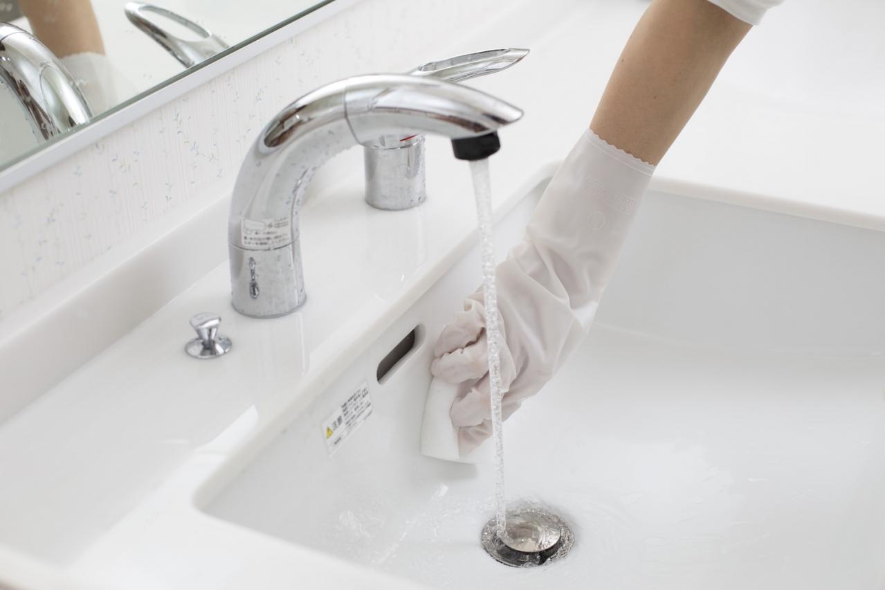 【トイレ・洗面台のラク掃除術】ブラシ不要！ 黒ずみも黄ばみも洗剤を”かけるだけ”で取れる！