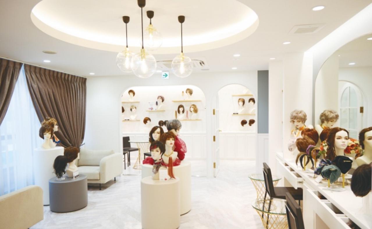 「ウィッグってどうなの？」白髪が気になる64歳・ゆうゆうモデルが【フルウィッグ】に挑戦してみた！（画像3）