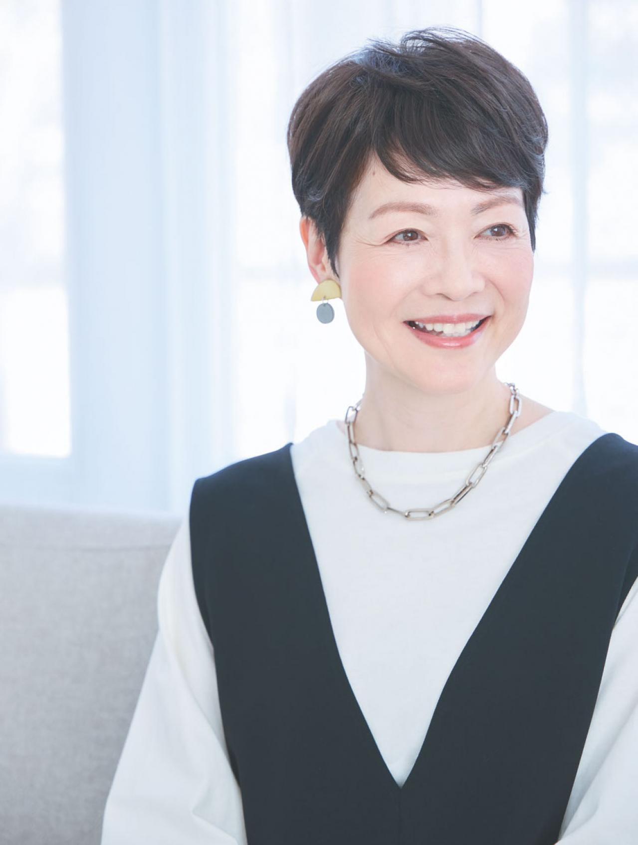 【初めてのウィッグ】頭頂部のボリュームをカバーして見違え！ グレイヘアへの移行期にもおすすめ（画像4）