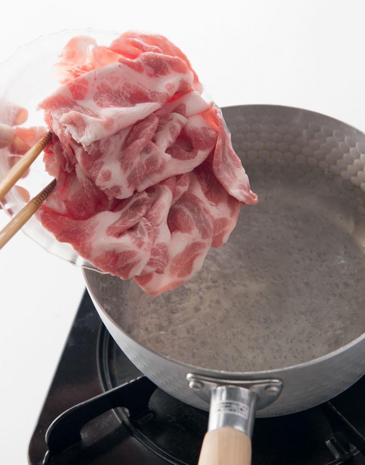 体が温まる【鍋レシピ】2選「鶏だんごの焼き梅みそ鍋」「豚肉とさつまいものキムチ鍋」（画像4）