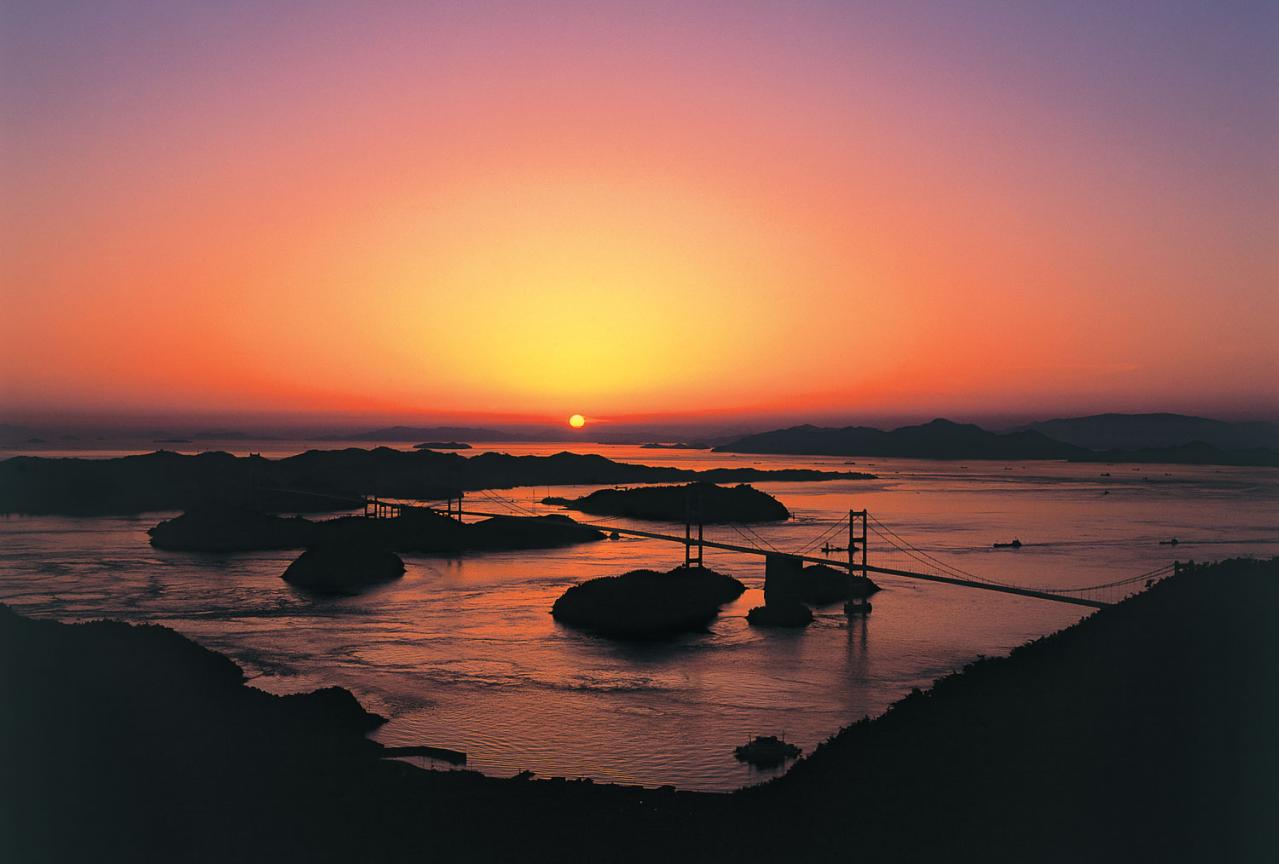 黄昏時、茜色に染まる【海の絶景】3選。一度は行くべきスポットを旅のプロが厳選（画像3）