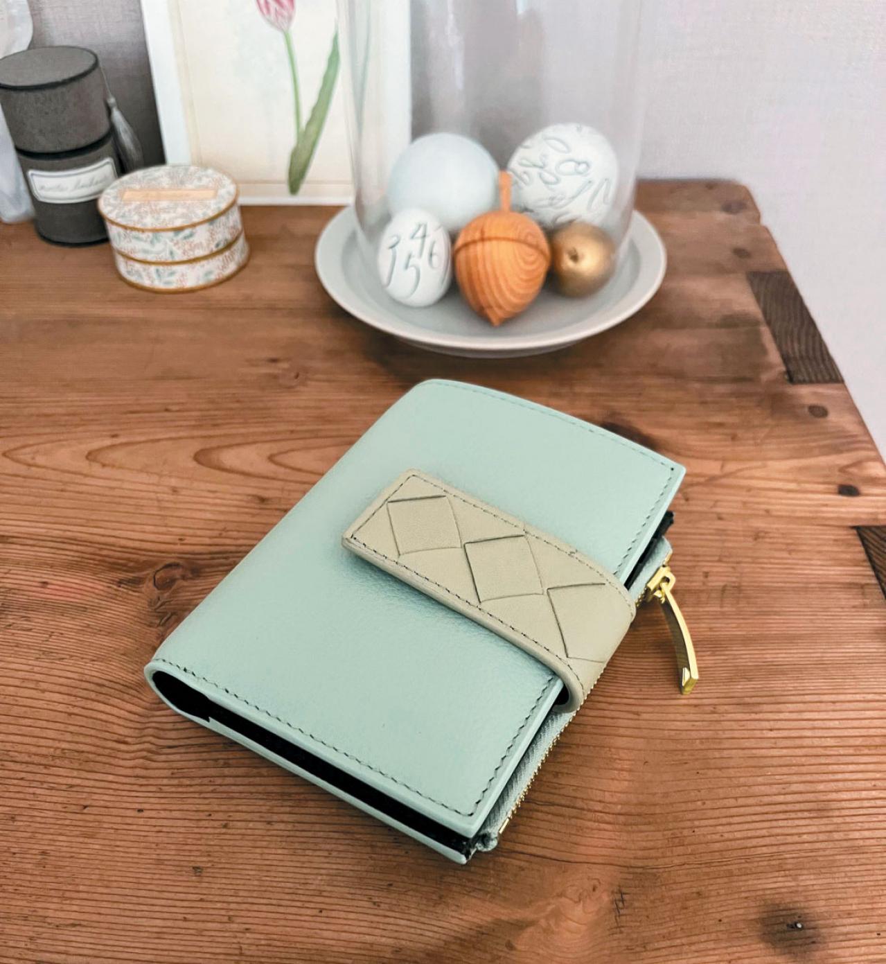 人気スタイリストはどう選ぶ？【スタイリスト愛用の財布】ブランドは？中身も拝見！（画像5）