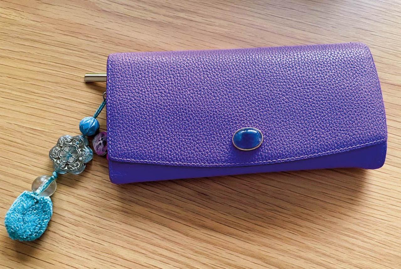 大人気占い師【イヴルルド遙華さん】に聞いた2025年のラッキーカラーとは？ 愛用の財布も公開（画像3）