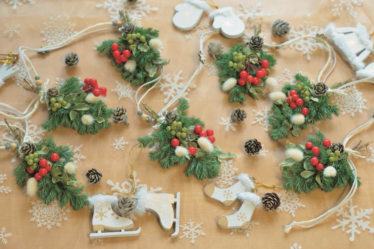 【花の間違い探し】「クリスマス飾り」の2つの写真に5つのちがいが。さて、どこ？（画像2）