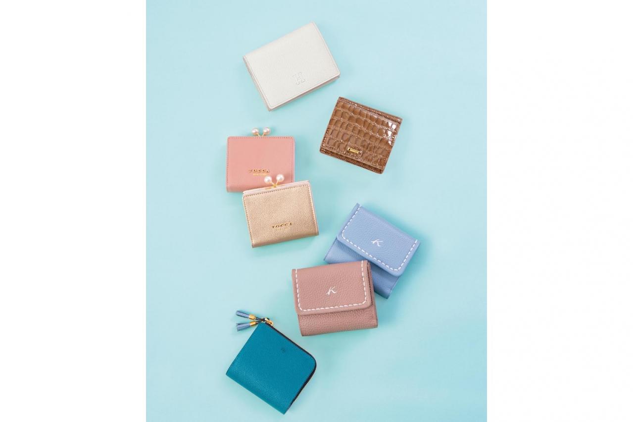 コンパクトで機能的な【二つ折り財布】5選。2025年に買いたいのはコレ！