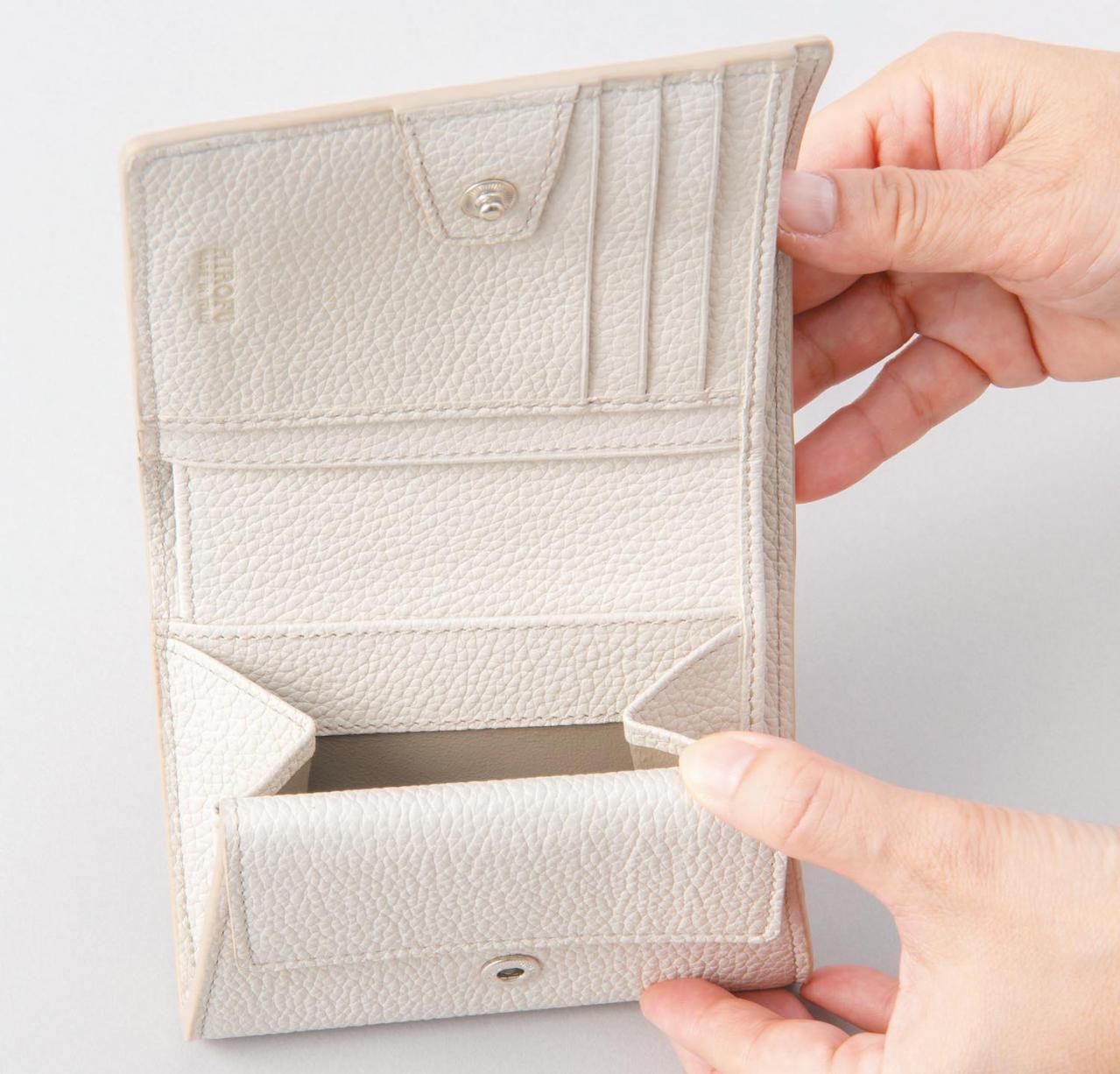コンパクトで機能的な【二つ折り財布】5選。2025年に買いたいのはコレ！（画像4）