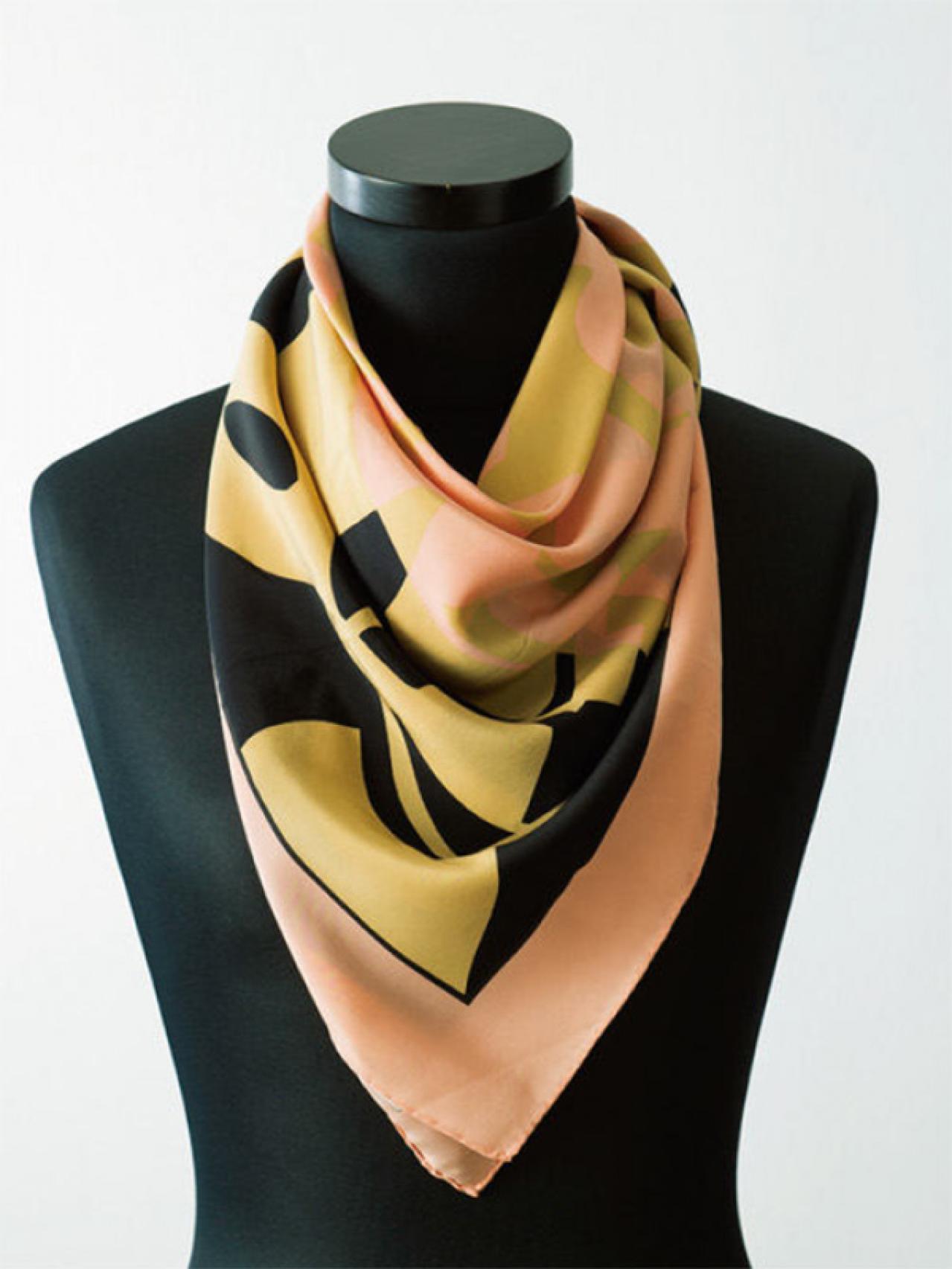 品良く優雅な定番スカーフの【巻き方2選】「オフタートル」と「アスコットタイ」（画像2）