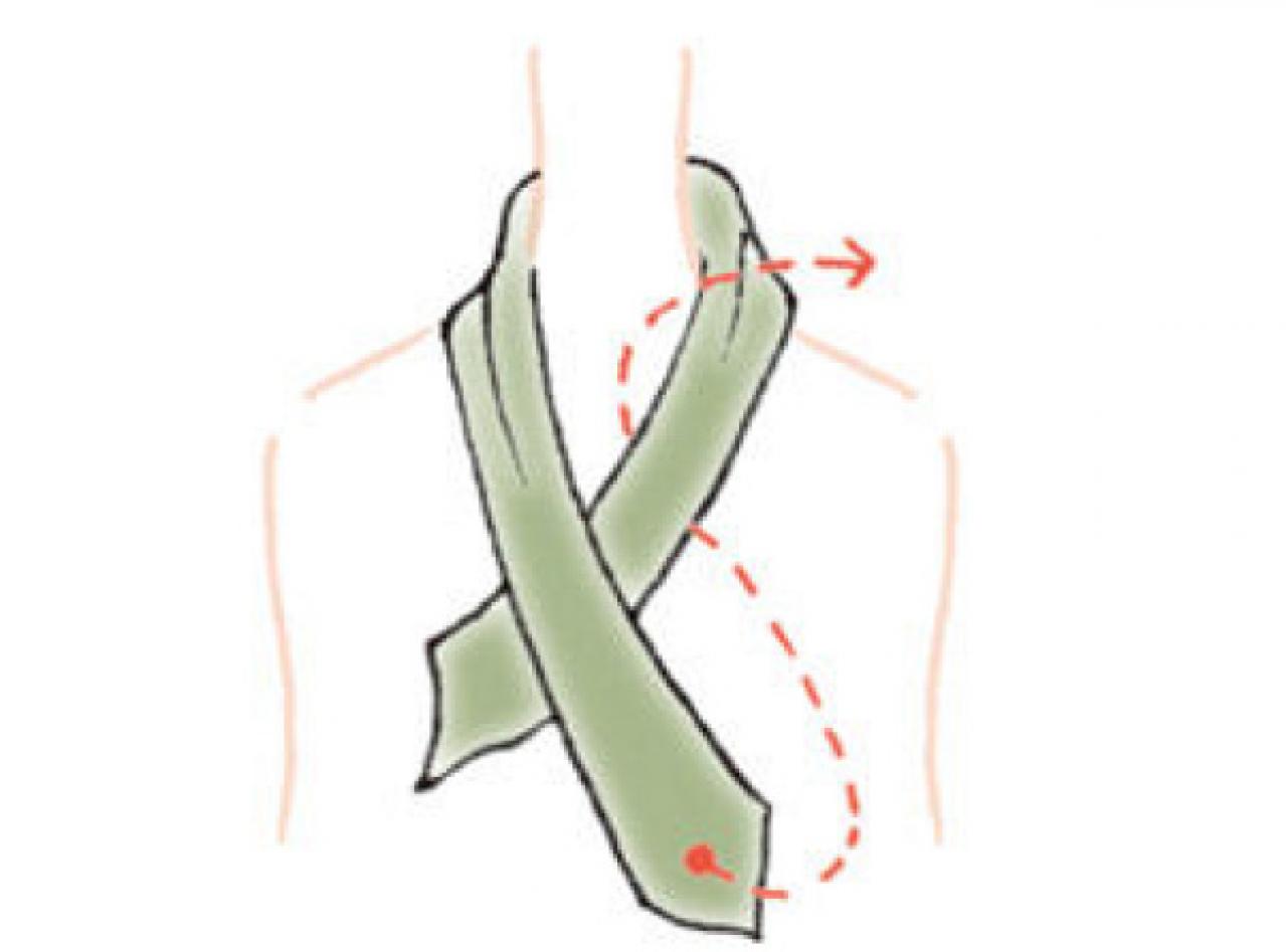 品良く優雅な定番スカーフの【巻き方2選】「オフタートル」と「アスコットタイ」（画像8）