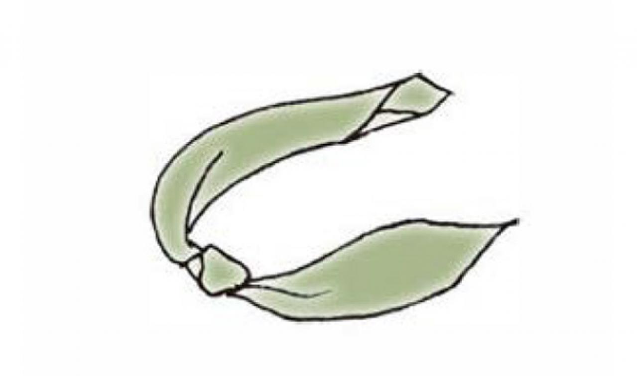 ガラリと雰囲気が変わる！【定番スカーフの巻き方2選】「2重ループノット」と「トライアングル」（画像3）