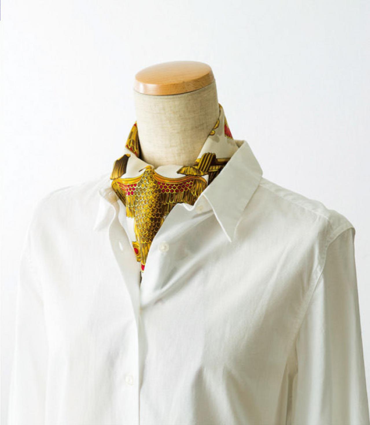 品良く優雅な定番スカーフの【巻き方2選】「オフタートル」と「アスコットタイ」（画像7）