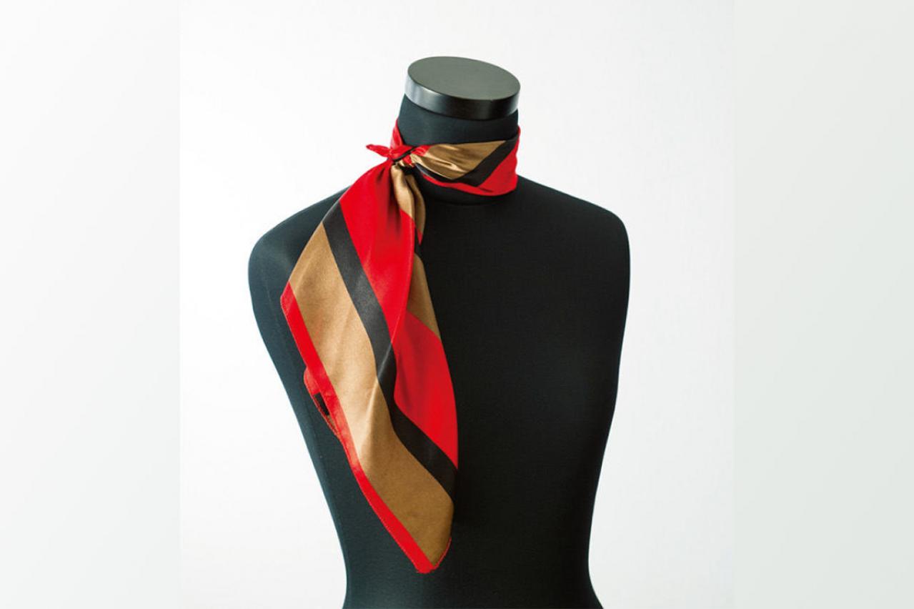 小さくても存在感大！簡単スカーフの巻き方「アシンメトリー結び」で優雅に