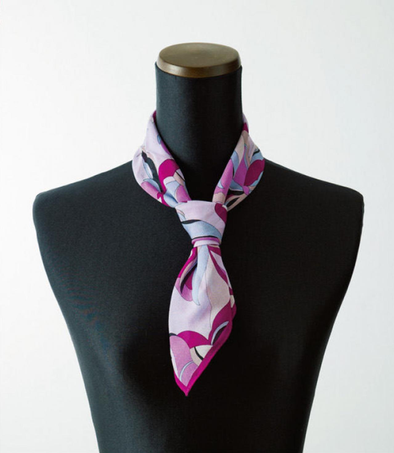 メンズの結び方を取り入れたらこんなにおしゃれ！【プチスカーフの結び方2選】「アスコットタイ」と「ネクタイ結び」（画像10）