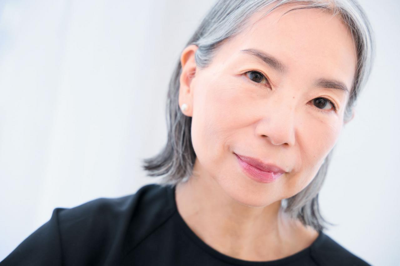 ヘアメイク職人・化け子さんがレクチャー！ エッセイストが実践する【グレイヘア】を生かしたメイク法とは？（画像13）