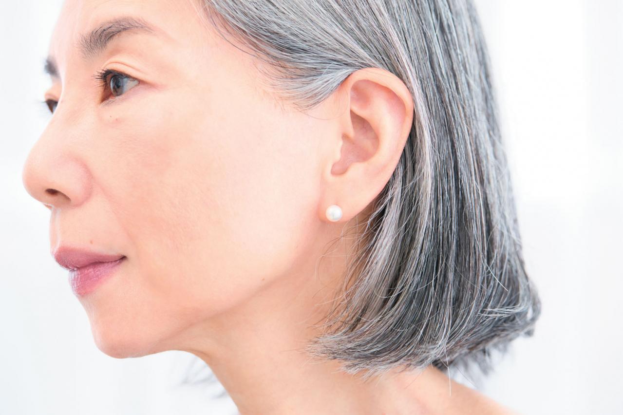 ヘアメイク職人・化け子さんがレクチャー！ エッセイストが実践する【グレイヘア】を生かしたメイク法とは？（画像4）