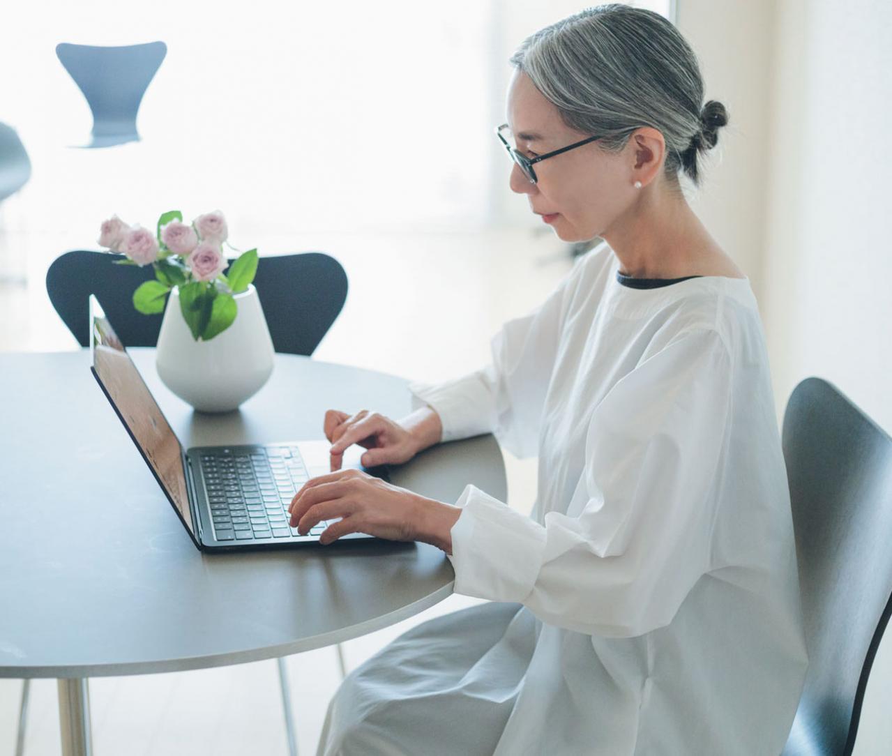 ヘアメイク職人・化け子さんがレクチャー！ エッセイストが実践する【グレイヘア】を生かしたメイク法とは？（画像3）