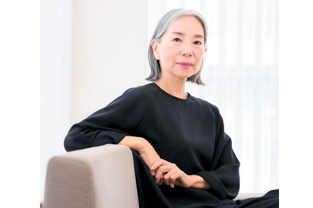 ヘアメイク職人・化け子さんがレクチャー！ エッセイストが実践する【グレイヘア】を生かしたメイク法とは？